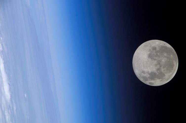 Луна с борта МКС 24 февраля 2005 г.