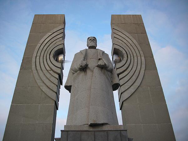Памятник Курчатову «Расщеплённый атом» в Челябинске на площади Науки