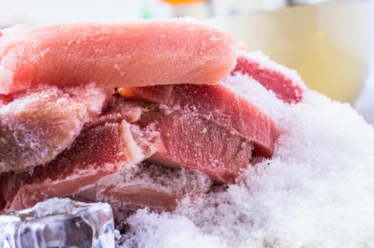 В замороженном продукте может быть много льда, за который покупатель заплатит, как за мясо
