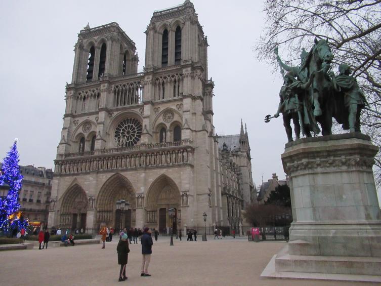 Собор Парижской Богоматери и памятник Карлу Великому