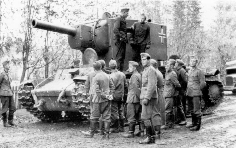 Трофейный советский тяжелый танк КВ-2 на службе в 269-й пехотной дивизии вермахта под Ленинградом