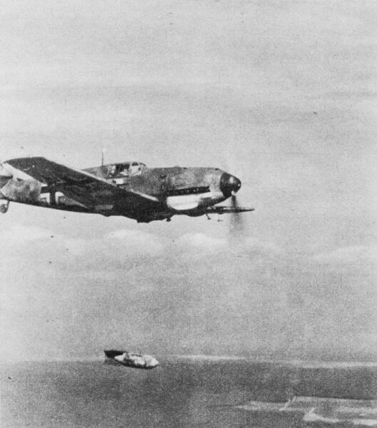 Немецкий истребитель-бомбардировщик Bf.109E-4B сбрасывает бомбу в горизонтальном полете