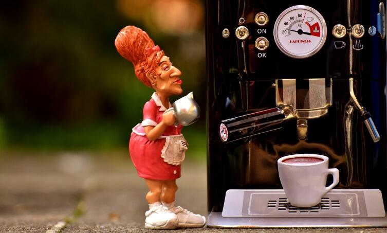 Если человек включает кофеварку каждый день на десять минут, то он потребляет 50 киловатт-часов каждый год