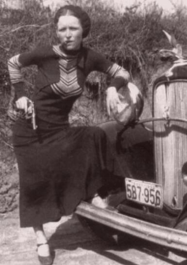 Бонни Паркер позирует с револьвером и сигарой, 1933 г.