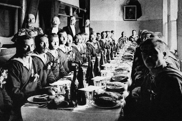 Русско-японская война, 1904 г. В Спасских казармах Москвы для героев-матросов с крейсера «Варяг» были накрыты столы