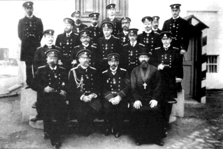 Офицеры крейсера «Варяг». (В первом ряду второй слева — командир корабля капитан первого ранга, флигель-адъютант В. Ф. Руднев; крайний справа — судовой священник иеромонах Михаил (Руднев))