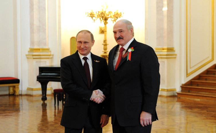 Президент России Владимир Путин c георгиевской ленточкой и президент Белоруссии Александр Лукашенко с двумя ленточками, 8 мая 2015 года