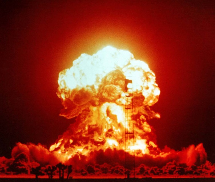 Взрыв однофазной ядерной бомбы мощностью 23 кт. Полигон в Неваде, 1953 год