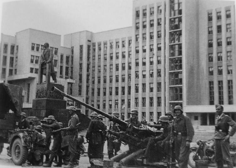 Расчет немецкой 37-мм зенитки перед Домом Правительства в оккупированном Минске