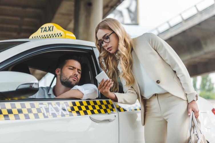 Чтобы не попасть в «золотое такси», читайте табличку на машине с тарифами