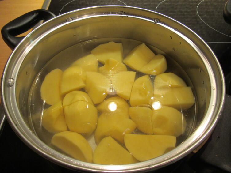 Почищенную и порезанную картошку залил водой так, чтобы она только-только порезанные клубни покрывала…