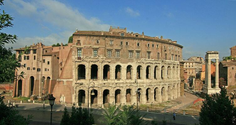 Иногда случается, что старинные развалины используют в современной жизни. Театр Масимиллиано в Риме