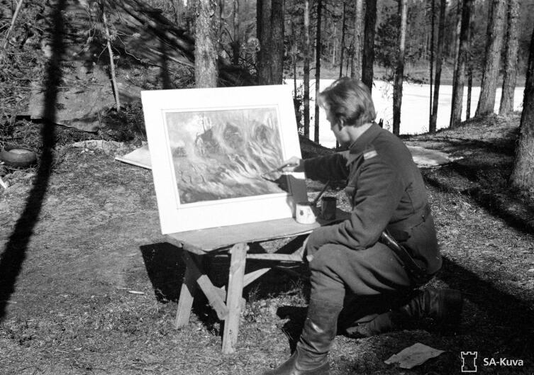 Сержант Саркама в минуты досуга практикуется в искусстве. Рукайярви, май 1942 г. 
