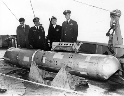 Термоядерная бомба B28RI, поднятая с глубины 869 метров, на палубе USS Petrel