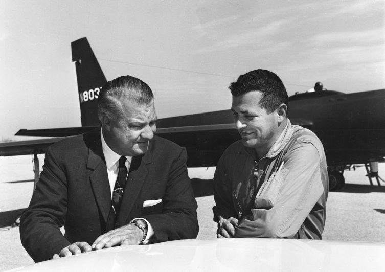 Конструктор самолета U-2 Кларенс Джонсон и Г. Пауэрс на фоне U-2, снимок 1966 года