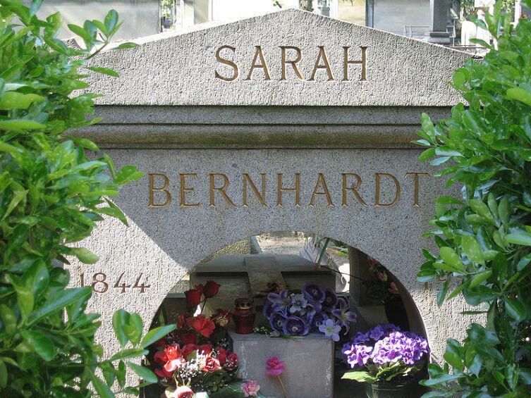  Могила Сары Бернар на кладбище Пер-Лашез