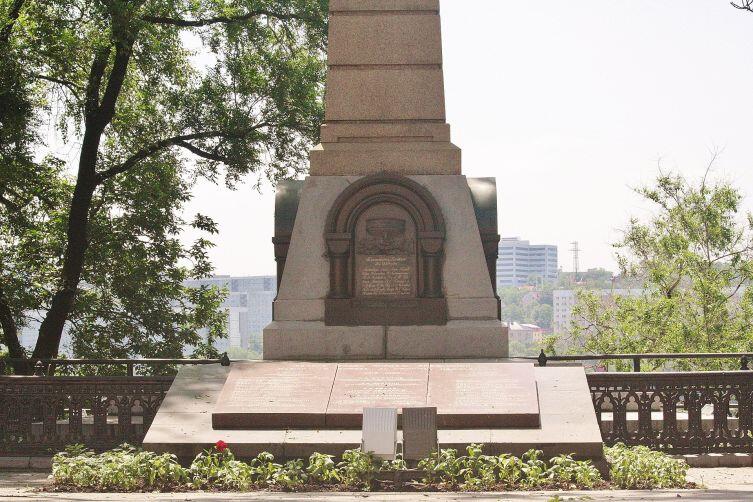 Памятник Г. И. Невельскому во Владивостоке