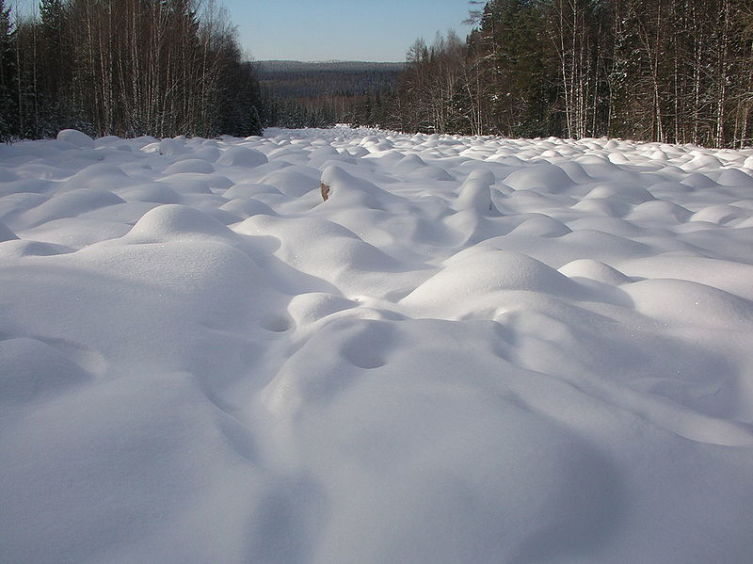 Курумник зимой под снегом на Урале (хр. Таганай)
