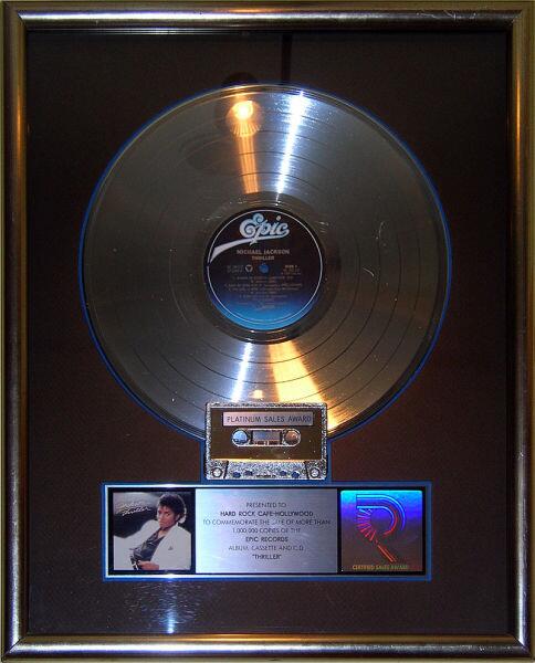 Платиновая пластинка альбома Thriller, выставленная в Hard Rock Cafe в Голливуде