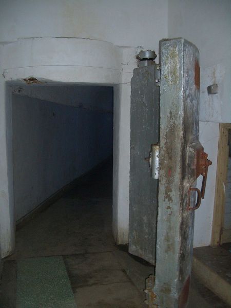 Потайная дверь в бункере 
