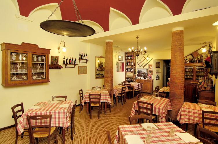 Траттория «Giampi e Ciccio». Домашняя еда и вино на столах, имитация старого итальянского дома на стенах