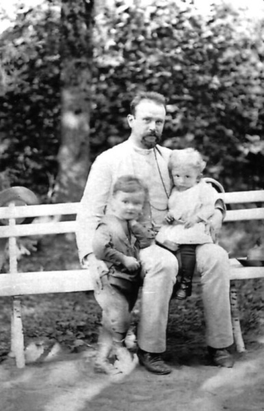 Историю деда поведал в своих мемуарах внук - Михаил Осоргин (на фото он со своими детьми)