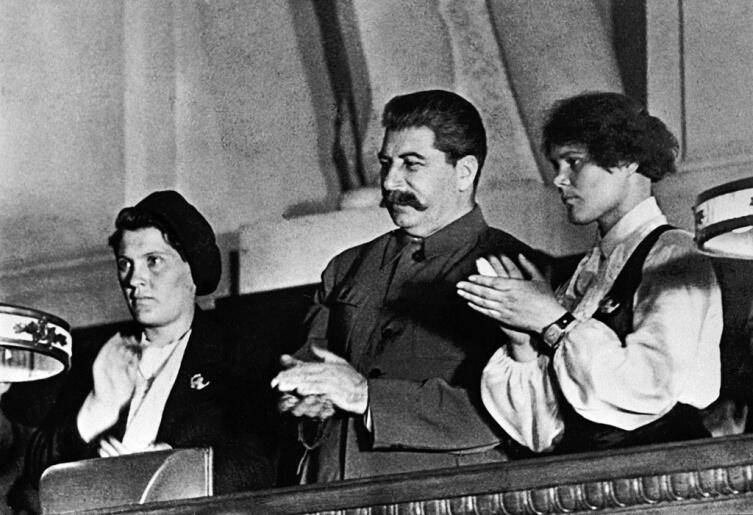 Ангелина (слева) и Демченко со Сталиным на X съезде ВЛКСМ, 1936 г.