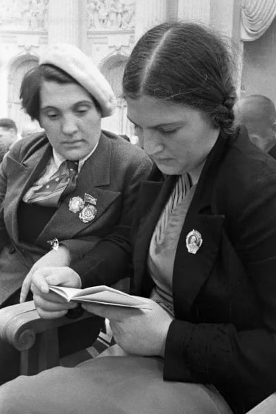 Знаменитые трактористки сёстры Ангелины: Прасковья (слева) и Надежда, 1939 г. Фото П. Трошкина