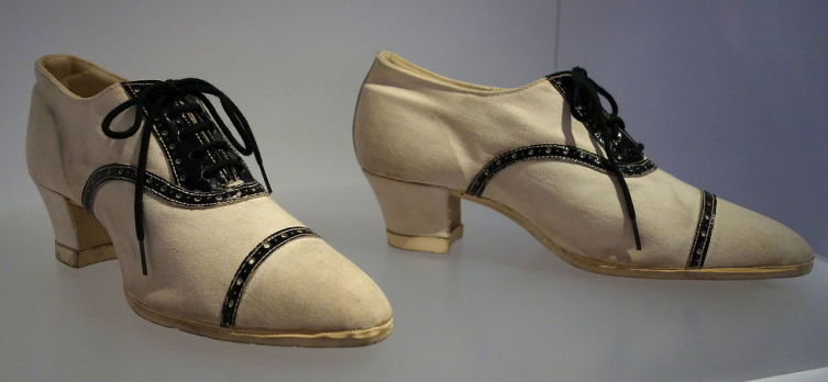 Женские спортивные сникерсы на каблуке, ок. 1925 г., Музей обуви Бати в Торонто
