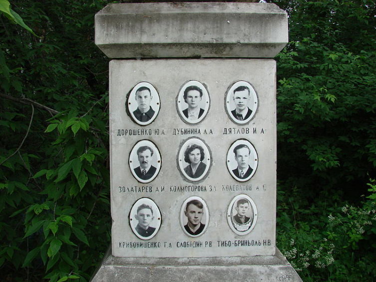Фото членов тургруппы на памятнике. Инициалы и фамилия Золотарёва выбиты с ошибками