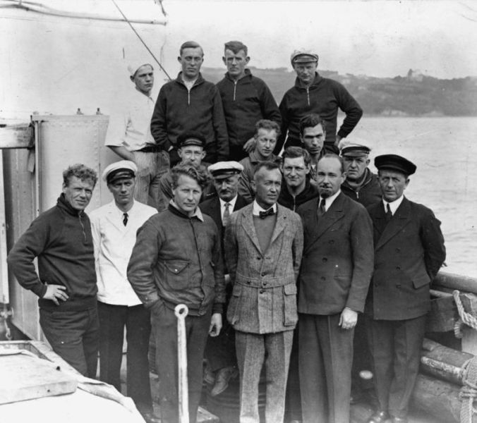 Экспедиция в Арктику, Уилкинс второй справа в нижнем ряду