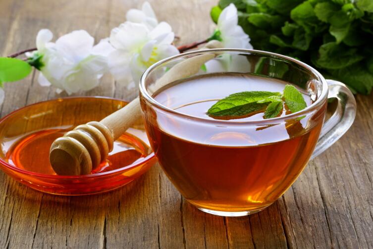 Постарайтесь выпить чай с медом перед сном, утром похмелье будет меньше