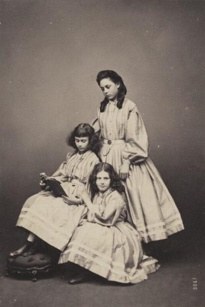 Сёстры Лиддел (верху вниз): Лорина, Алиса, Эдит. Фото — Thomas Edge, 1860-е гг.