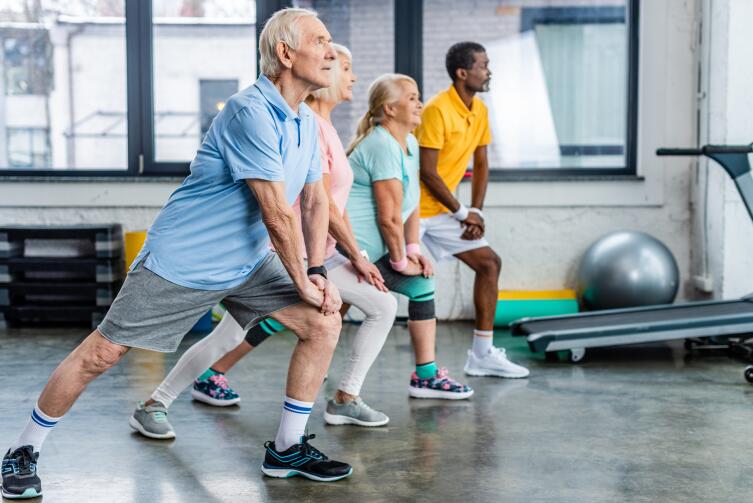 Одно из самых эффективных средств борьбы со «старческой немощью» — физическая активность