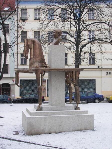 Памятник Я. Гашеку в Праге 