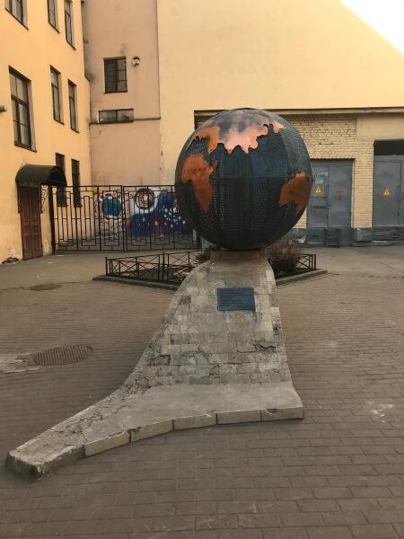 Памятник «Блокадный глобус»