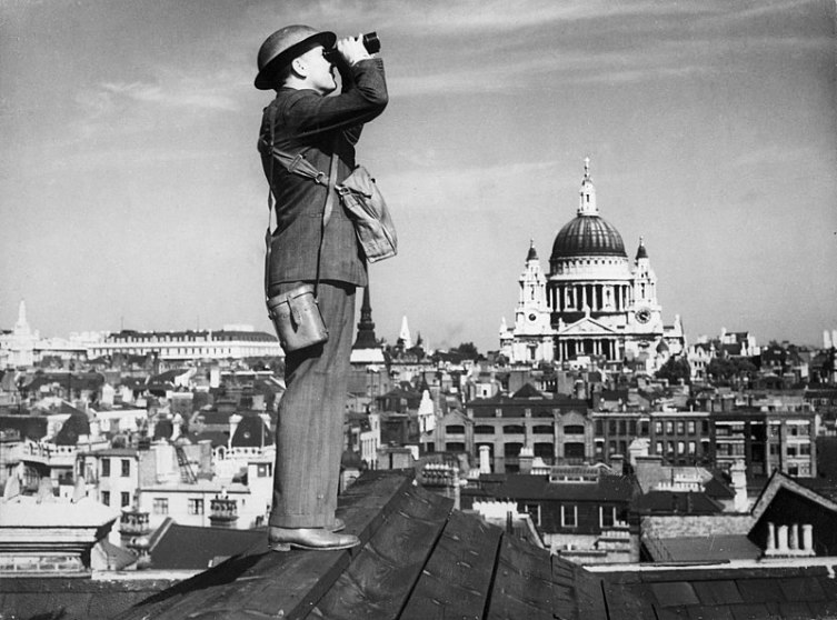 Наблюдатель за боями на крыше в Лондоне, 1940 г.