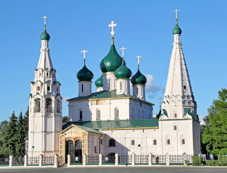 Православная церковь с крестами