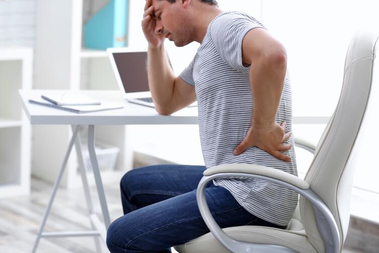 Если при болях в спине заболит еще и голова, то спина по ощущениям станет болеть меньше