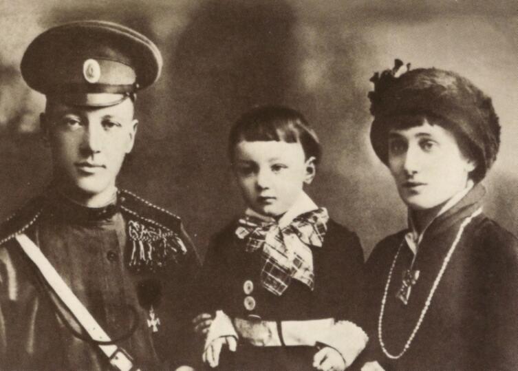 Анна Ахматова с мужем Н. С. Гумилёвым и сыном Львом