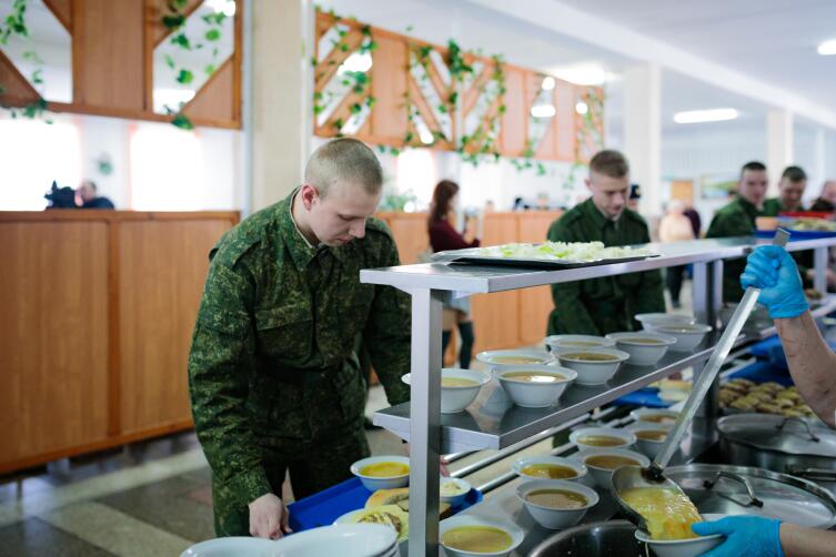 Как кормят в России солдата? Говорят, по-новому!