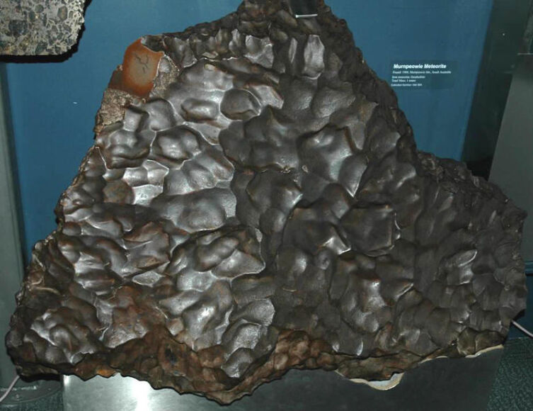 Murnpeowie: железный метеорит с ярко выраженными регмаглиптами