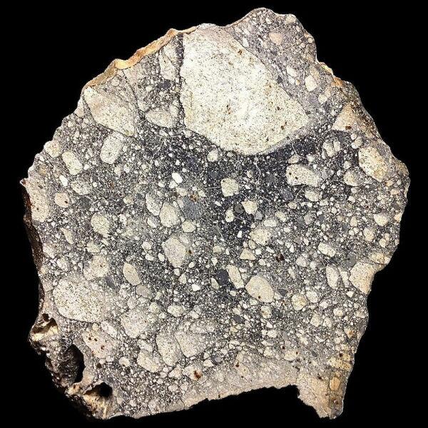 Фрагмент крупнейшего из известных лунных метеоритов — NWA5000, найденного в пустыне Сахара в 2007 г.
