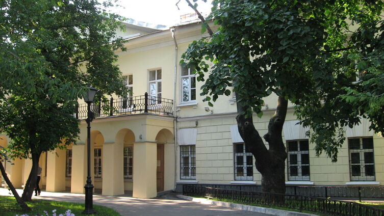 Дом А. И. Талызина на Никитском бульваре, где последние годы жил и работал Гоголь; здесь был сожжён второй том «Мёртвых душ»; здесь писатель скончался
