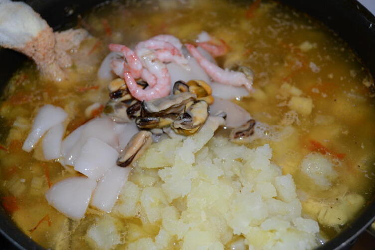 Добавляем в суп овощи, рыбу и морепродукты