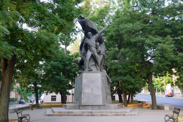 Памятник «Потёмкинцам — потомки» в нынешней Одессе перенесен на новое место, в конец Приморского бульвара