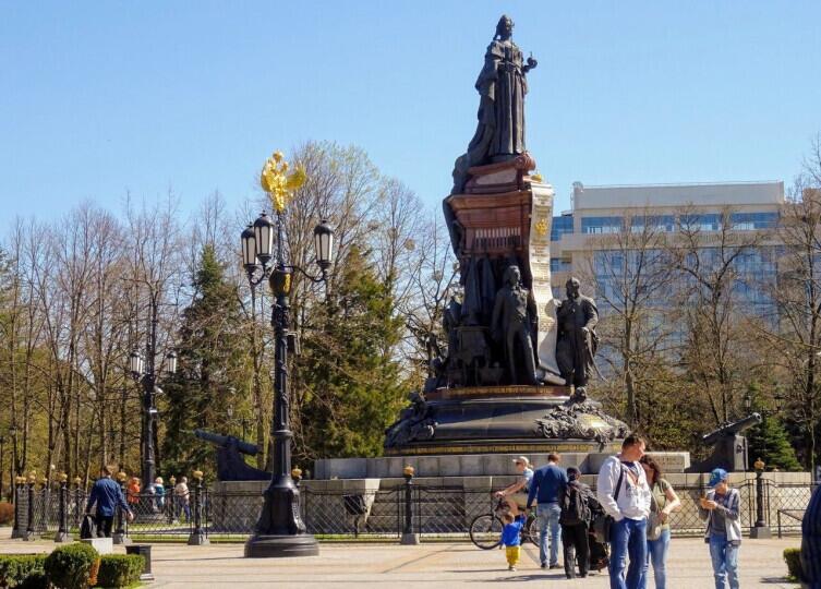 Памятник Екатерине II в Краснодаре. У подножия слева — князь Потёмкин, справа — казацкие атаманы