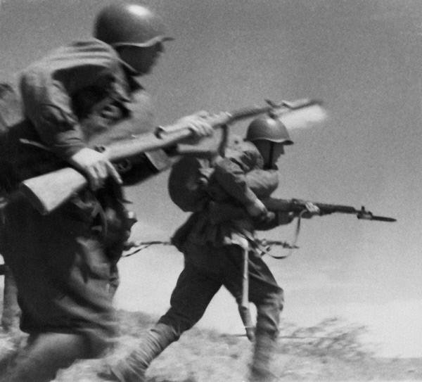 Бойцы Красной Армии идут в атаку. Великая Отечественная война, 1941 г.