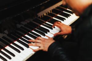 Как научиться хорошо играть на фортепиано?