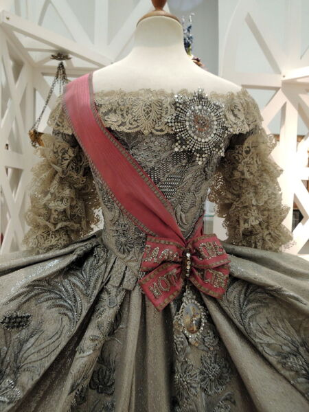 Свадебное платье великой княгини Екатерины Алексеевны (Екатерины II), 1745 год, с Орденом св. Екатерины